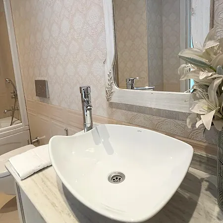 Elegance فندق 4*